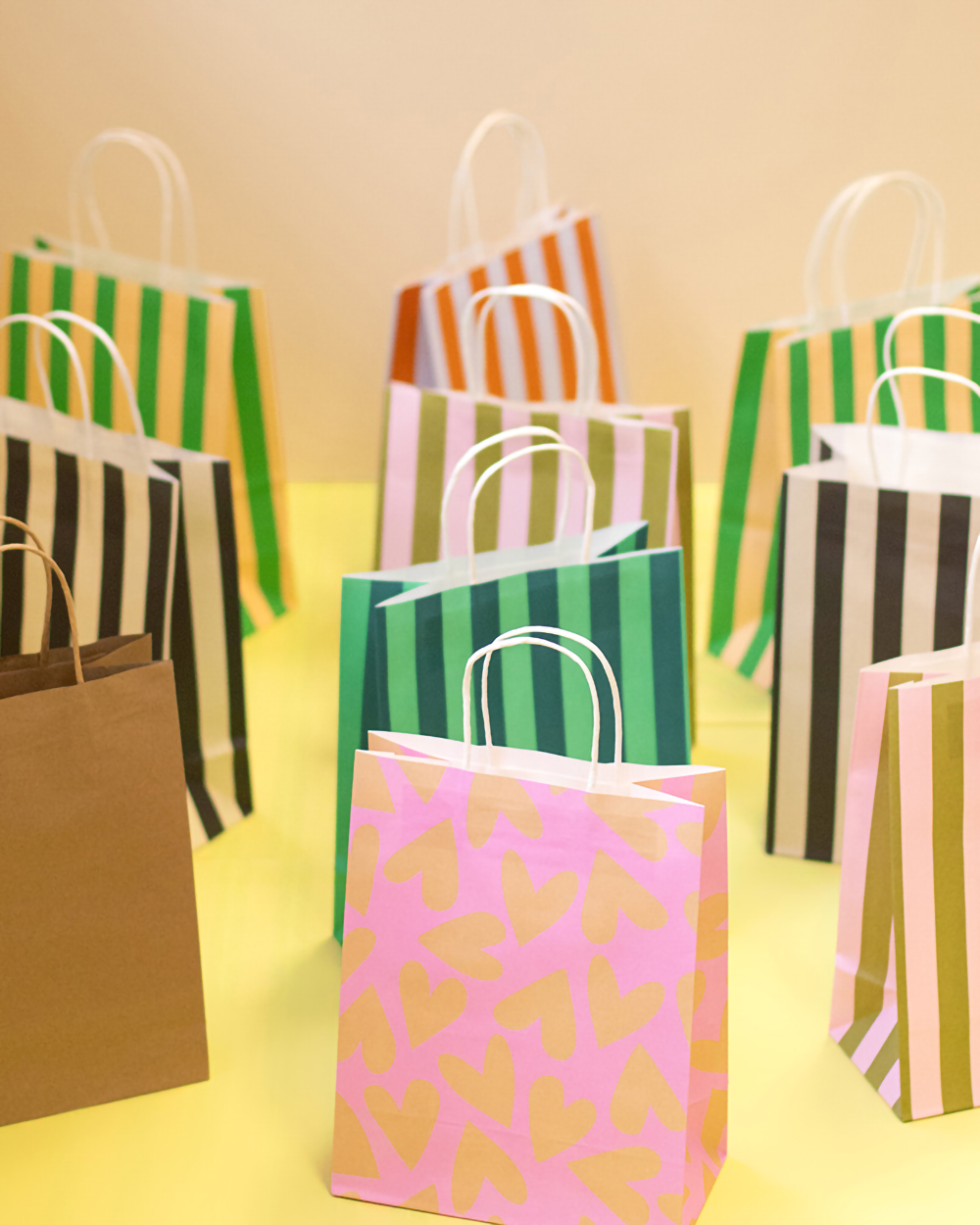 Ihr Lieferant für hochwertiges und langlebiges Geschenkpapier und Dekorationsmaterial!
